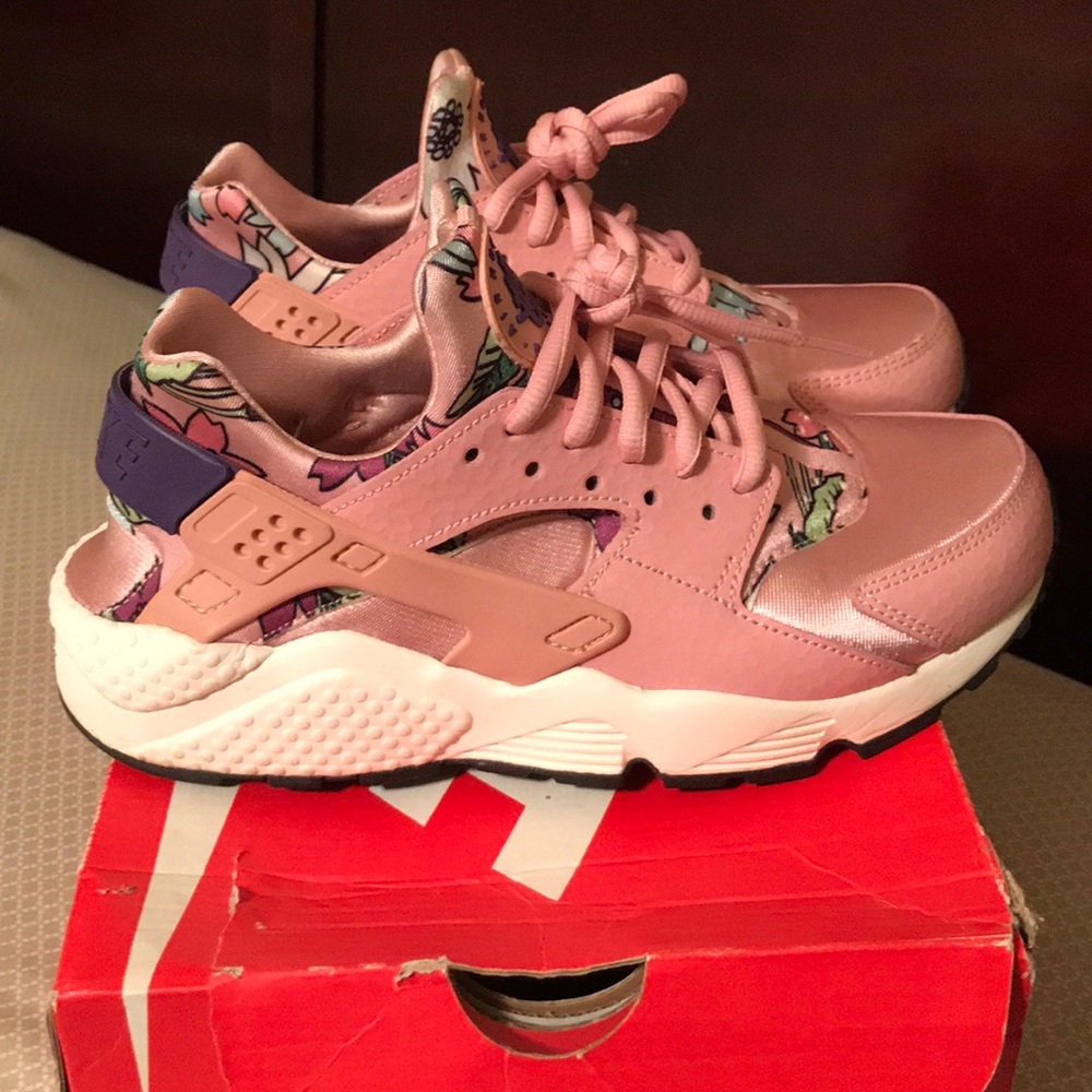 Pre owned WMMS AIR HUARACHE RUN 7.5